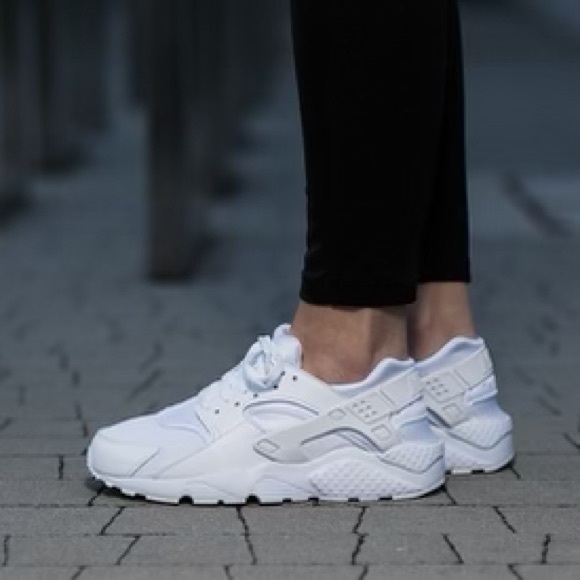 Wmns Triple White Nike Huarache size 7 - Picture 2 of 6